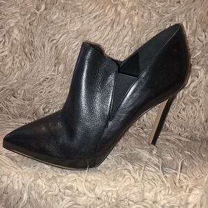 Nine West Black Heeled Boots Sleek Leather Design